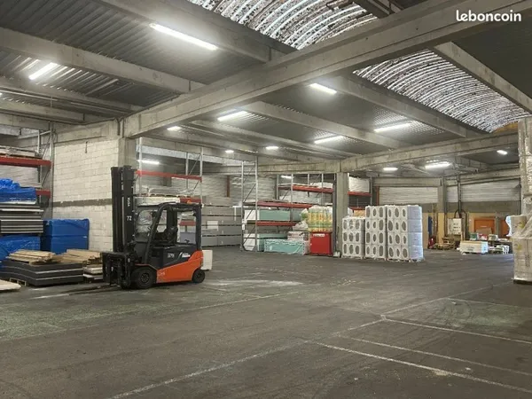 Local bureaux 4 700 m²