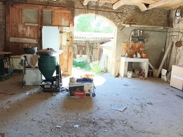 Remise avec une cour
