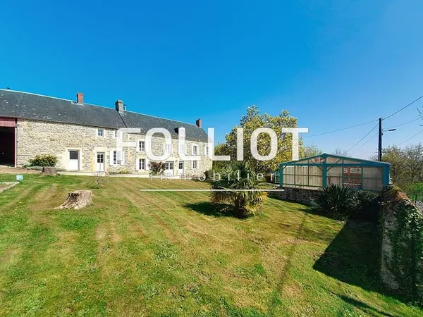 A VENDRE Propriété comprenant 2 maisons sur terrain 3 200m2