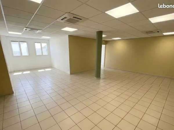 Grand bureau indépendant 70 m² - calme, équipé, et accessible - BAILLARGUES
