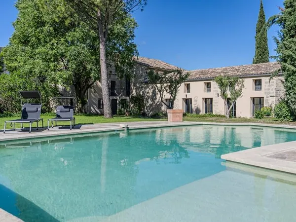 Propriété d'exception à 350 m du centre d' Uzès à pieds.