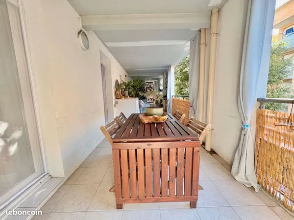 Grand T3 avec immense terrasse proche parc 26ème