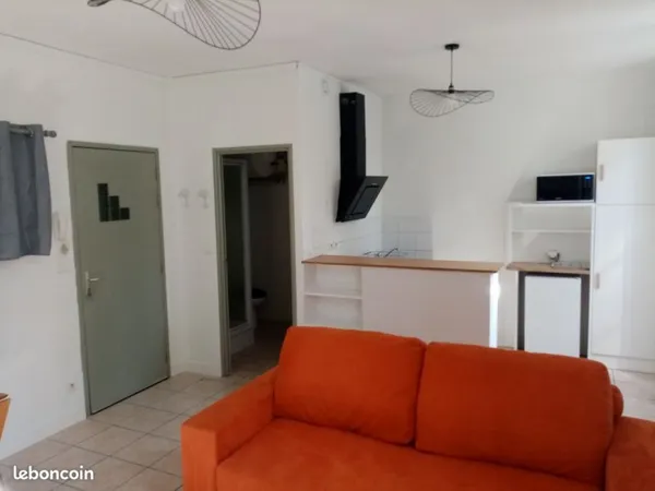 Studio meublé de 25m², très lumineux et fonctionnel, sans vis-à-vis, au premier étage