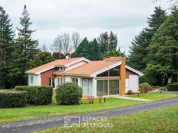 Villa d'architecte rétro en ville, au coeur d'un parc arboré