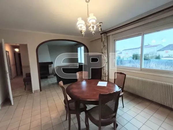 LOUDUN-Maison sur sous-sol total offre sur 90m2 environ: cuisine