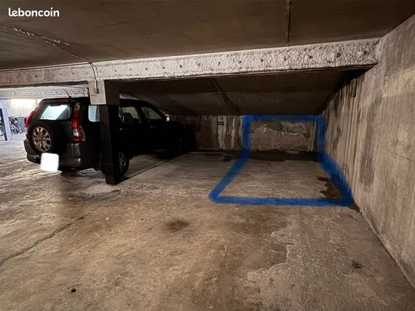 Place moto parking couvert