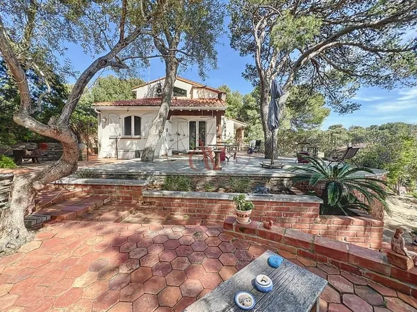 Maison de caractère nichée au Domaine de MontPins avec panor