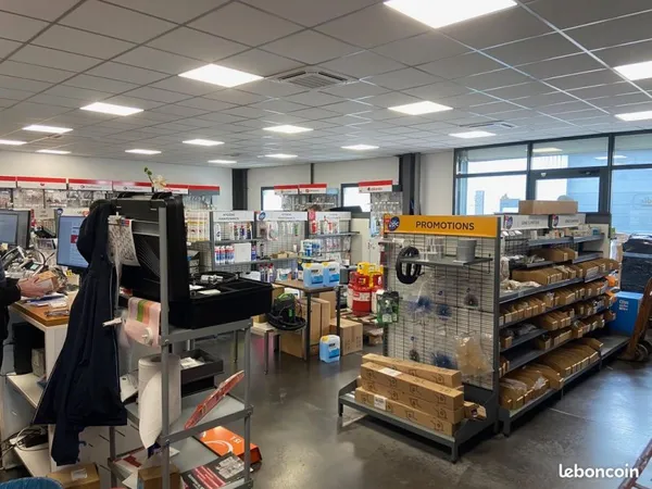 St priest : local 340 m2 dans parc privé récent, clos, et sécurisé
