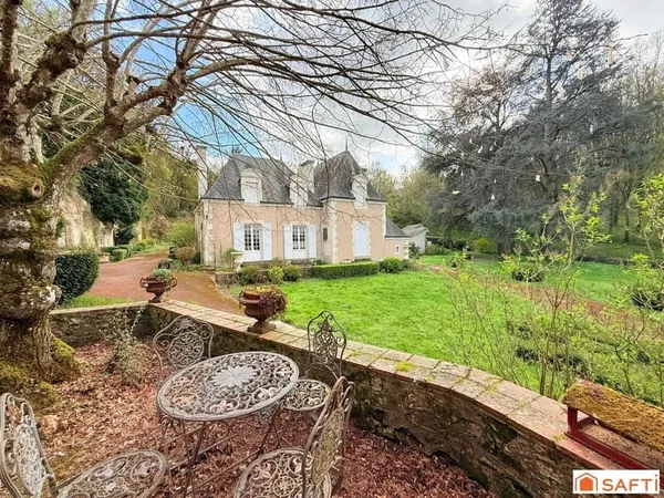 Propriété d'exception - Manoir du XVI siècle avec maison de gardien; dépendances et caves troglodyte