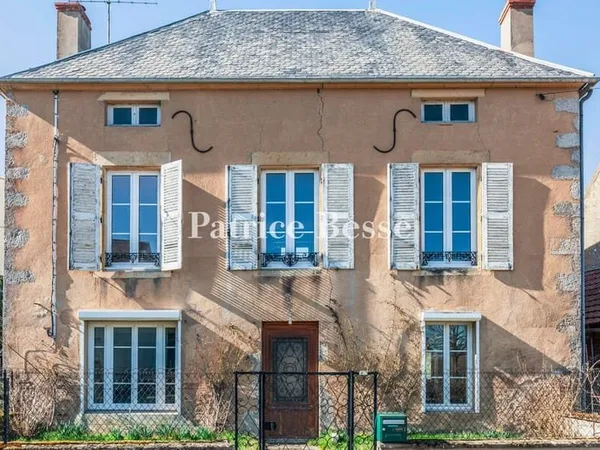 Dans le coeur de la Bourgogne, entre Avallon et Semur-en-Auxois, une maison de village, sa grange et