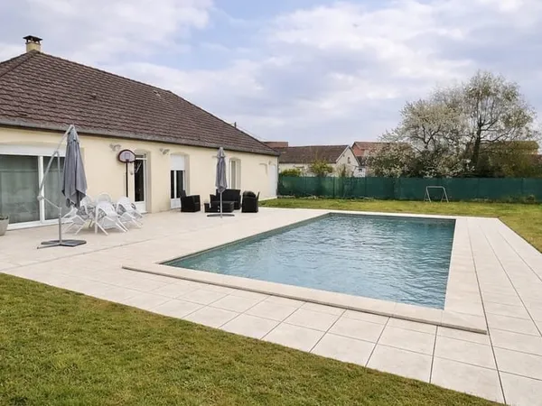 Maison de plain pied avec piscine