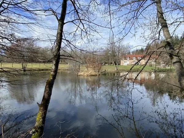 MORVAN: Propriété de 5 hectares avec plan d'eau