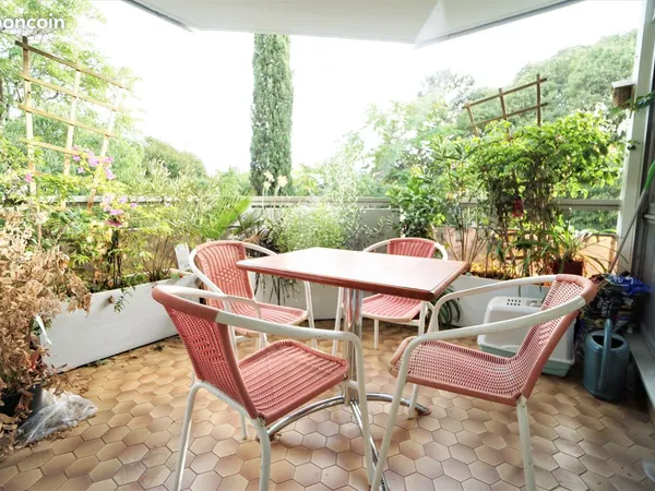Arceaux, studio meublé de 31 m² avec grande terrasse et parking