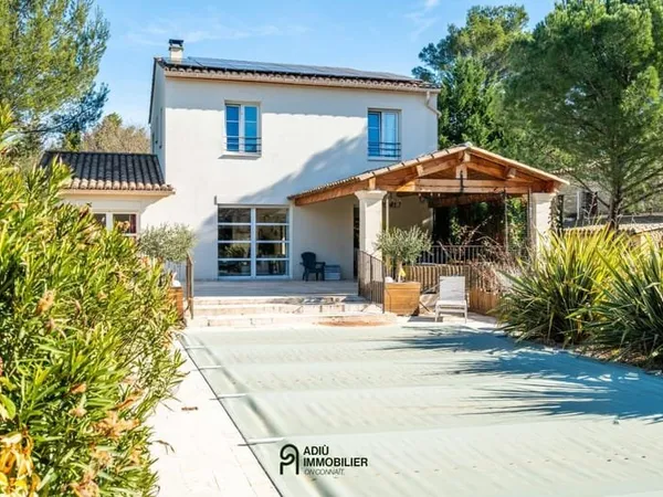Uzès - Élégante propriété de 205 m² sur 1 500 m² de jardin paysagé avec piscine, à proximité du cent