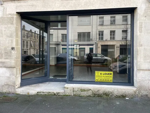 ROCHEFORT - CENTRE VILLE -A LOUER LOCAL COMMERCIAL - 63,25 m2 -
