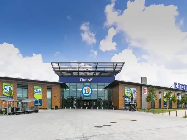 FACE CENTRE COMMERCIAL - POSSIBILITE RESTAURATION