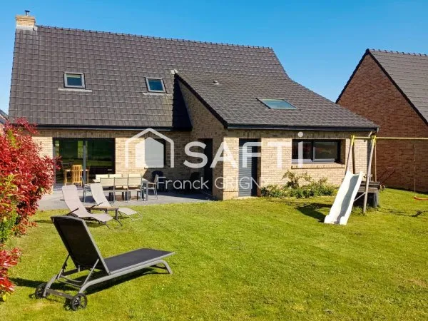 Très belle maison individuelle en brique , livrée en 2016 et située dans un lotissement prisé.