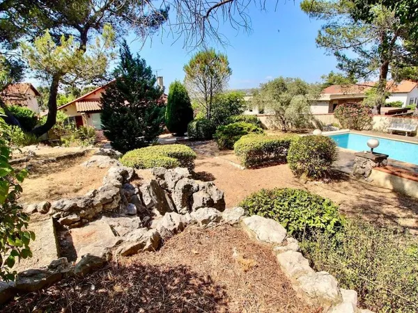 Marigane- Maison de 4 pièces d'une surface de 130 m2 sur une parcelle de 1 466 m2 avec piscine.