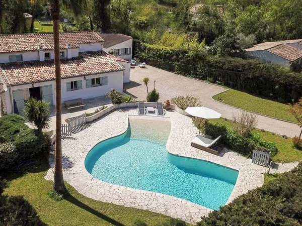 À vendre à Opio - maison familiale récemment rénovée avec maison pour les invités.