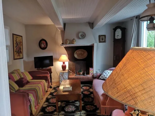 A vendre, maison de village dans le Gers : Spacieuse propriété, 3 chambres avec jardin, à quelques p