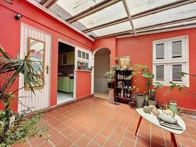 Bel immeuble - 2 locaux commerciaux - un appartement en triplex