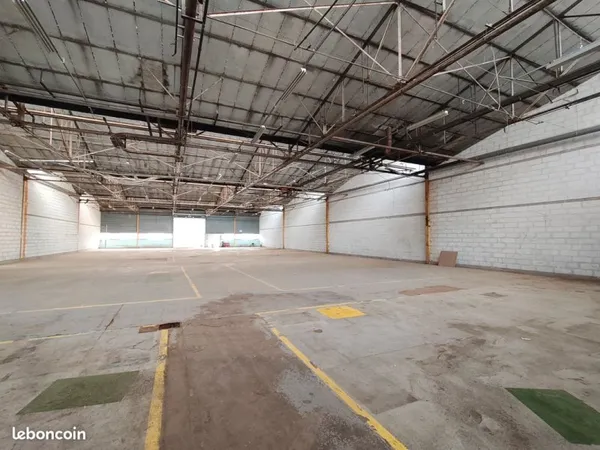 ENTREPÔTS / CELLULES D'ACTIVITÉ - 1 569 m² DIVISIBLES - ACCÈS POIDS LOURDS - NEVERS