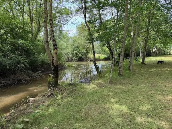 Terrain de loisirs en bord de rivière