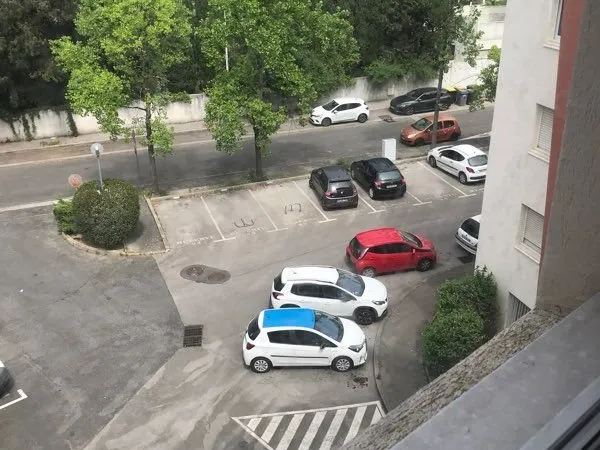 Place de parking en bas de résidence