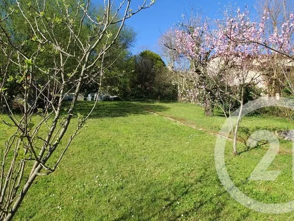 Terrain 704 m²