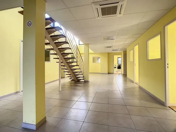 Immeuble commercial 20 pièces 300 m²