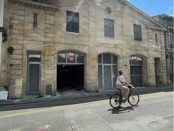 4 parkings intérieurs sécurisés CHARTRONS