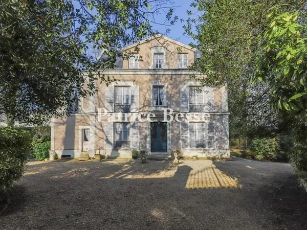 Une maison bourgeoise de ville, de la fin du 18e s., son pavillon et son jardin, à 30 min de