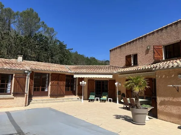 Belle Propriété Indépendante de 5 Chambres Avec Piscine, Vues et Garage