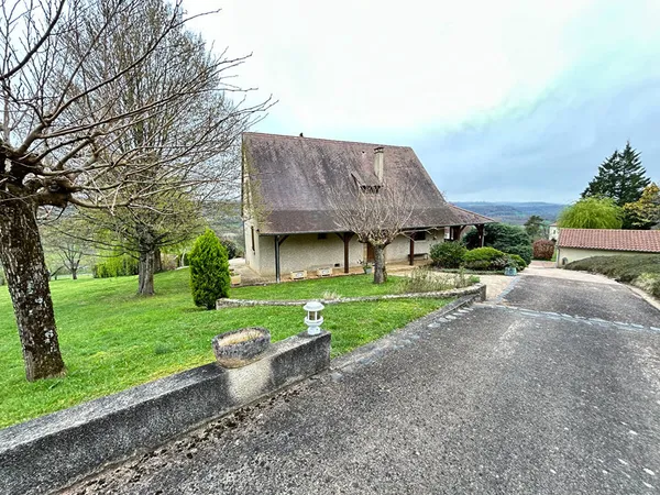 Maison de 180 m² avec vue carte postale. Nombreuses dépendances.