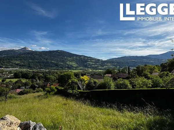 Terrain constructible à vendre dans la vallée de Chamonix près de St Gervais, très ensoleillé, vue i