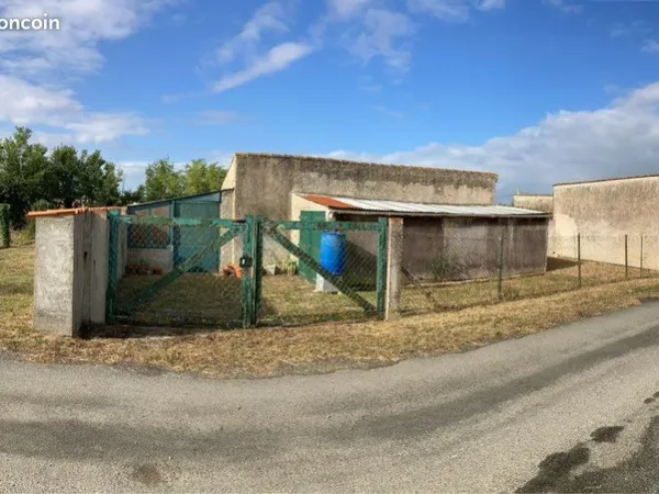 Grand terrain de 879 m2 avec dépendance de 90m2