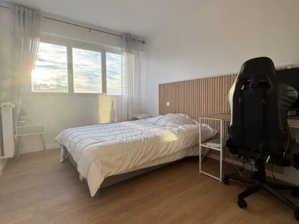 Chambre en colocation Tours avec salle d'eau privée et balcon