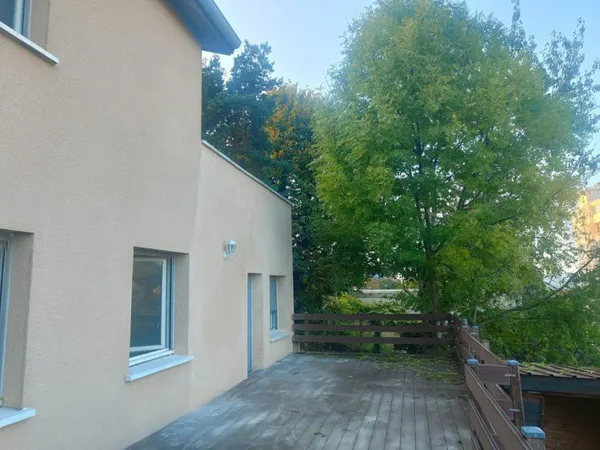 Belle maison de 2009 avec 4 chambres, terrasses et possible dépendance.