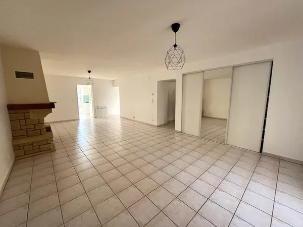 Appartement de Type 3 de 88,21m2 dans une résidence sécurisée en centre-ville. Il possède 2 chambres
