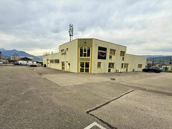 LOCAL D'ACTIVITÉ 911 m2 FONCIER 2 700 m2 EMPLACEMENT STR