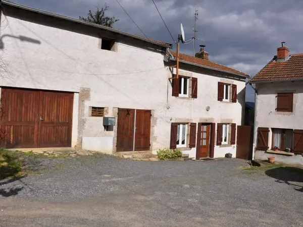 Jolie petite maison de campagne en pierre de granite, avec t