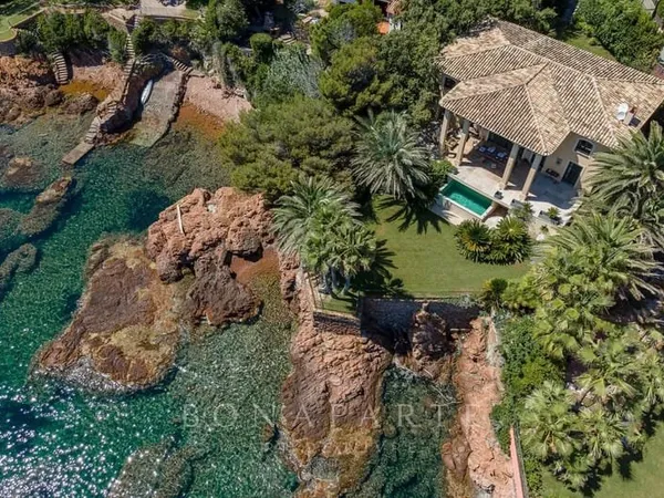 Superbe villa pieds dans l'eau avec accès direct a la mer