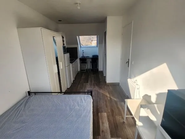 Studio meuble 12min pied rerE , elec,eau,chauffage , internet compris