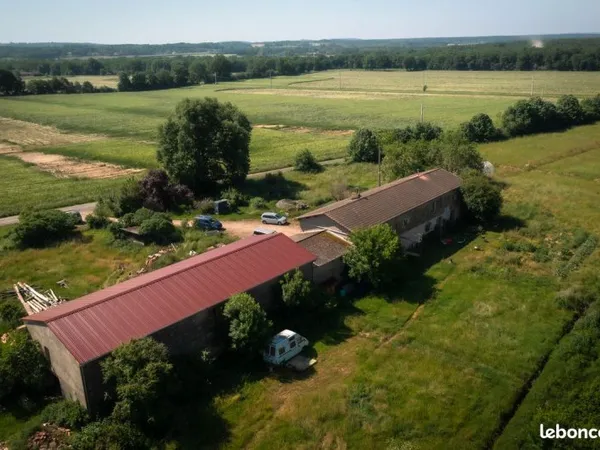 Appartement, atelier, terrain, dans corps de ferme en copropriété /