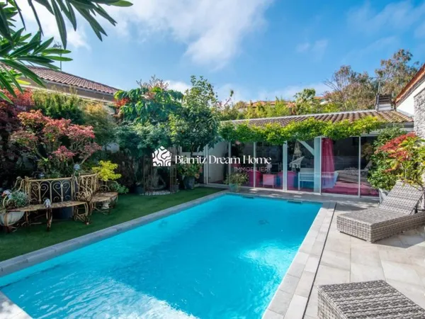 Vends maison - 196.27m² - 8 pièces, 6 chambres - Biarritz 64200