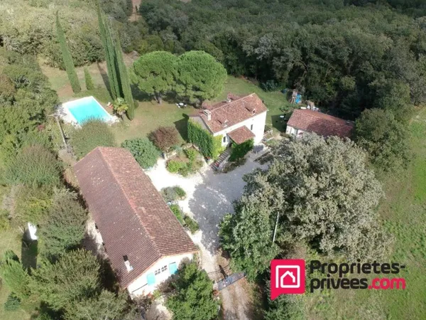 Propriété composée de 4 logements avec piscine sur plus d'1 hectare