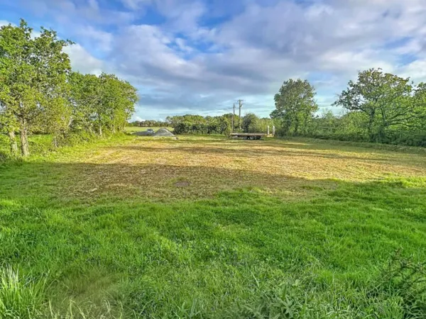 DEPENDANCE EN PIERRE SUR 2500 METRES CARRES AVEC POSSIBILITE DE 1 HECTARE SUPLEMENTAIR