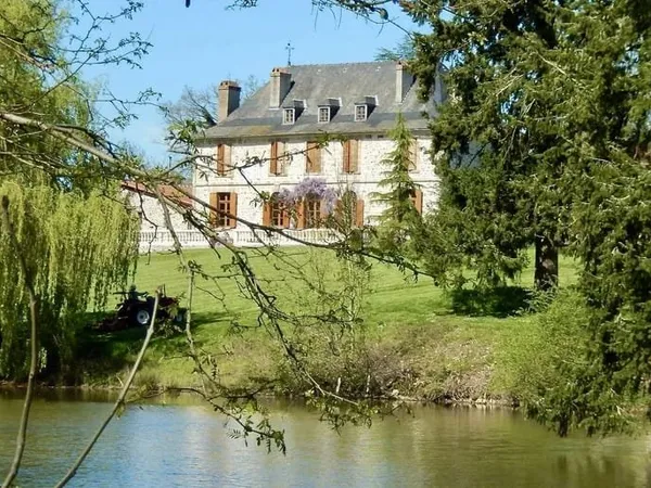 Château du XVéme siècle avec maison de 3 chambres