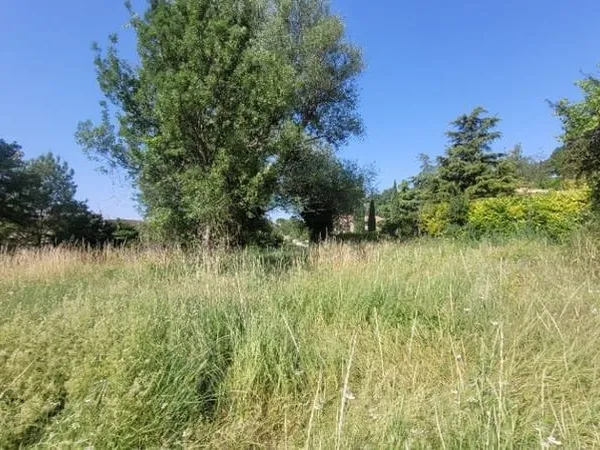 Terrain 905 m²