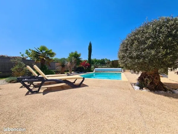 Propriété avec piscine quartier résidentiel
